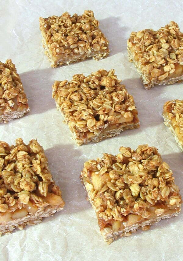Cinnamon Apple Streusel Bars - sticky sweet apple and a chewy oat base!