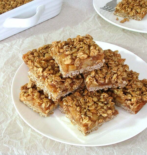 Cinnamon Apple Streusel Bars - sticky sweet apple and a chewy oat base! | sliceofkitchenlife.com