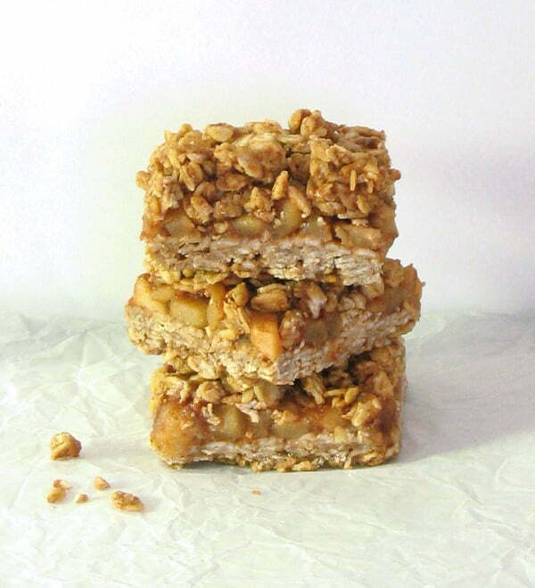 Cinnamon Apple Streusel Bars - made with oats, coconut oil and maple syrup | sliceofkitchenlife.com