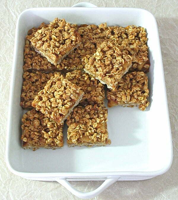 Cinnamon Apple Streusel Bars - big on flavour, made with oats, coconut oil and maple syrup.