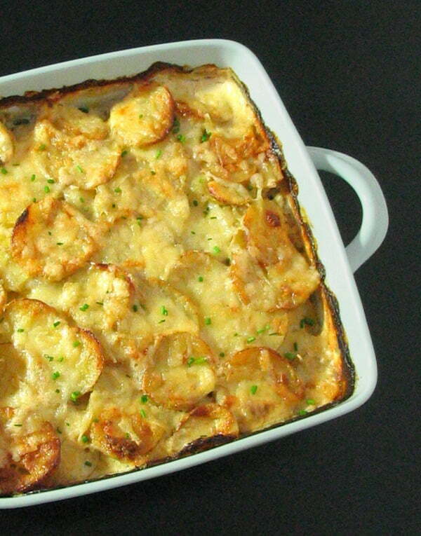Garlic Cheesy Potatoes - the ultimate comfort food, in a lightened-up creamy sauce with melted Gruyère. | sliceofkitchenlife.com